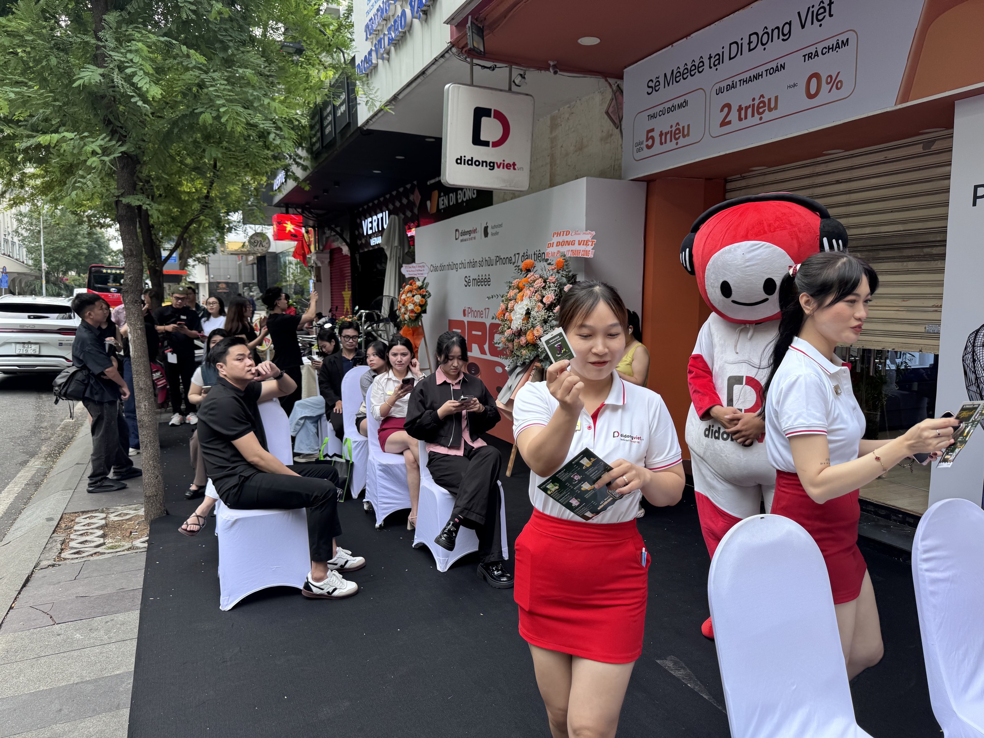 Thế Giới Di Động giao 14.500 iPhone 17 series, iPhone Air trong ngày đầu mở bán - Ảnh 5.