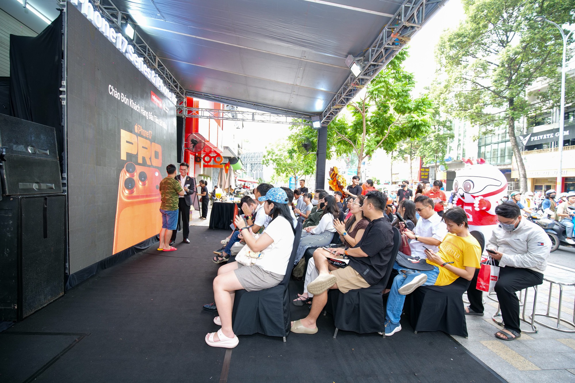 Khách hàng Việt thức xuyên đêm, dậy sớm xếp hàng chờ mua iPhone 17 mới - Ảnh 7.