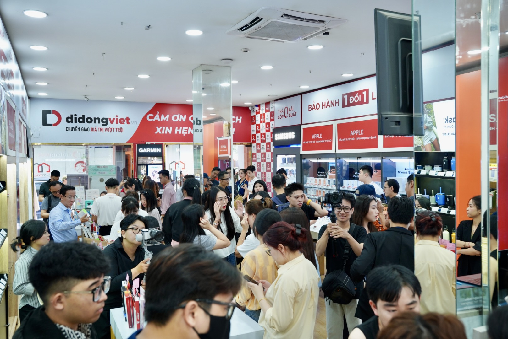 Khách hàng Việt thức xuyên đêm, dậy sớm xếp hàng chờ mua iPhone 17 mới - Ảnh 8.