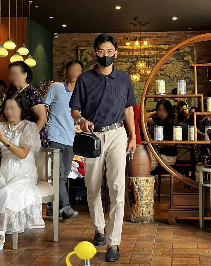 So vội outfit "tổng tài" đi xin lỗi với đồ của chủ quán cafe: Hermès da cá sấu thế này thì căng rồi! - Ảnh 1.
