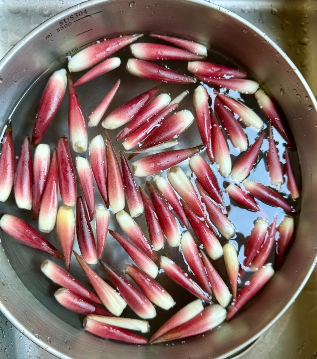 Ăn một miếng đã nghiện: Món rau màu tím hơn cả thuốc bổ, dân sành ăn thề "không ăn là tiếc cả đời"! - Ảnh 2.