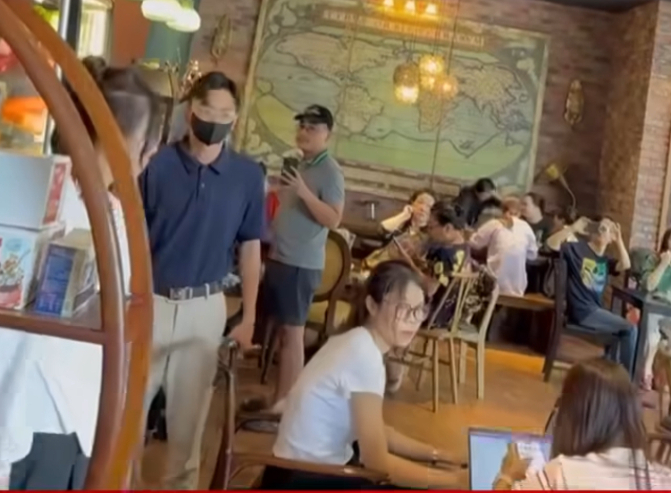 "Tổng tài" đến xin lỗi người bị đánh không được chấp nhận: Tôi rất buồn chán, hối hận- Ảnh 1. "Tổng tài" đến xin lỗi người bị đánh không được chấp nhận: Tôi rất buồn chán, hối hận- Ảnh 1.