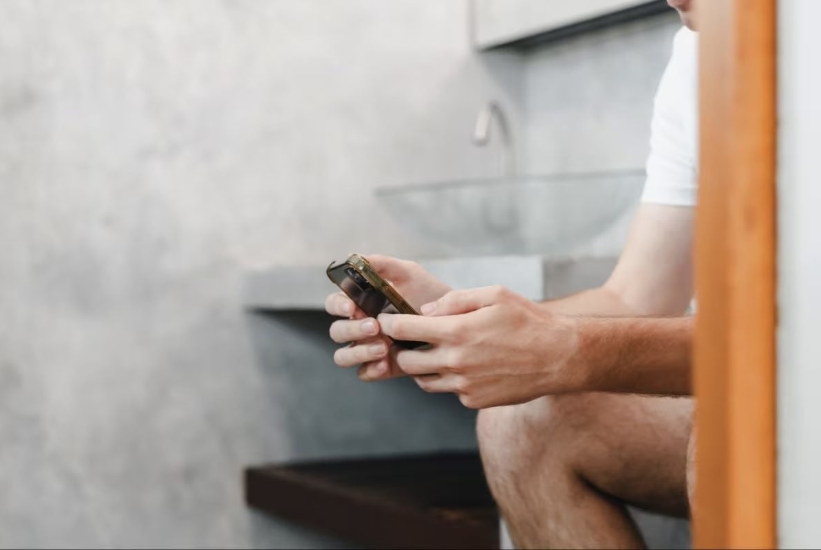 ‘Cắm trại toilet’ - trào lưu mới của giới trẻ: ‘Khi cuộc sống quá tải, tôi vào đó để nạp năng lượng!’- Ảnh 1.