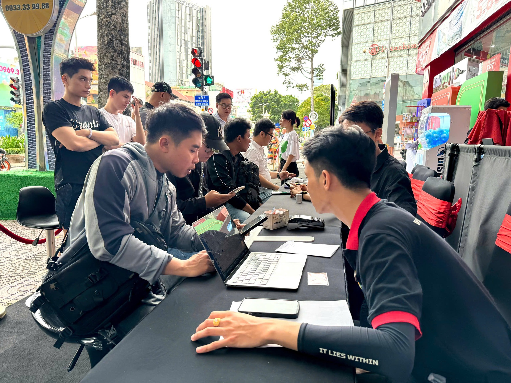 Khách hàng Việt thức xuyên đêm, dậy sớm xếp hàng chờ mua iPhone 17 mới - Ảnh 10.