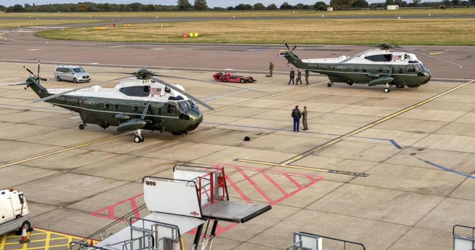 Trực thăng chở Tổng thống Donald Trump hạ cánh khẩn cấp ở Anh - Ảnh 1.