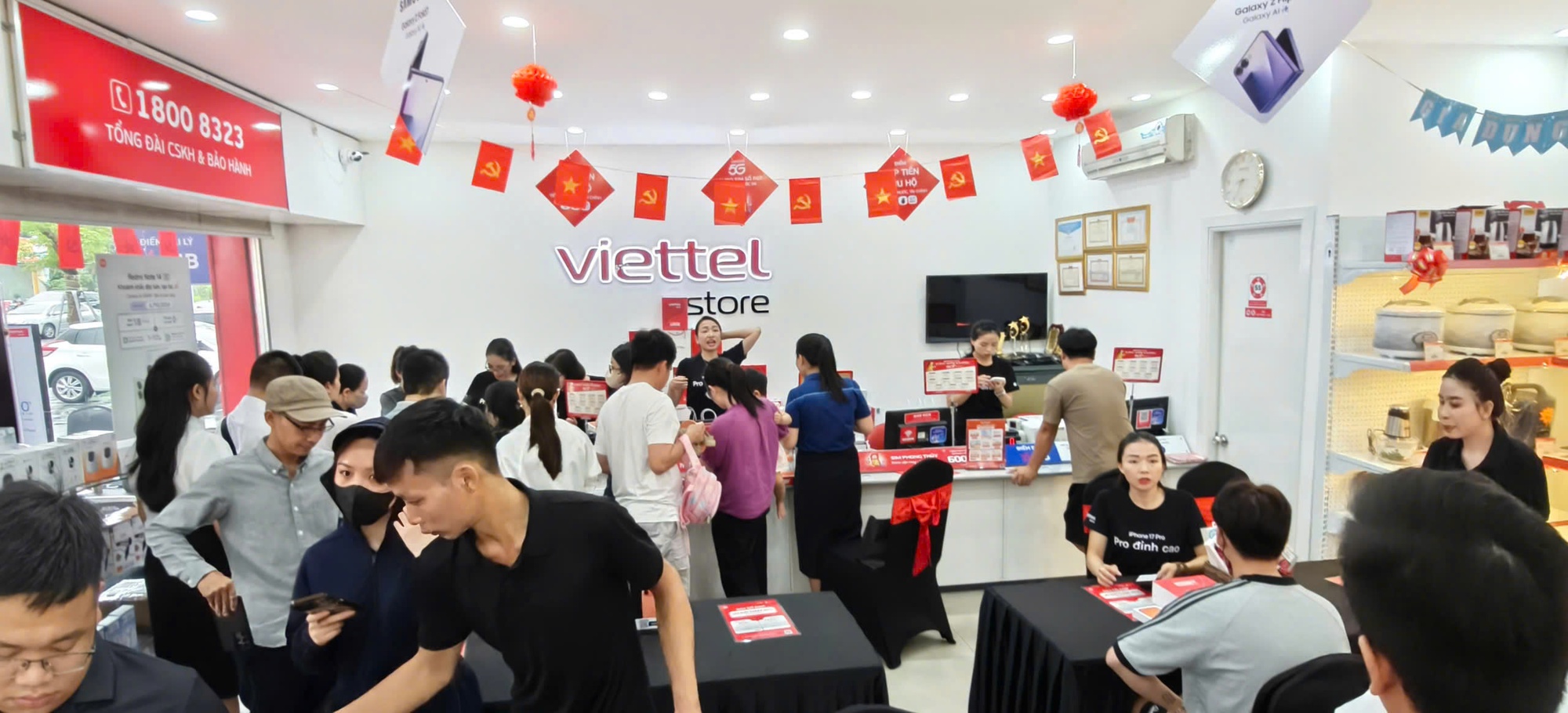 Khách hàng Việt thức xuyên đêm, dậy sớm xếp hàng chờ mua iPhone 17 mới - Ảnh 9.