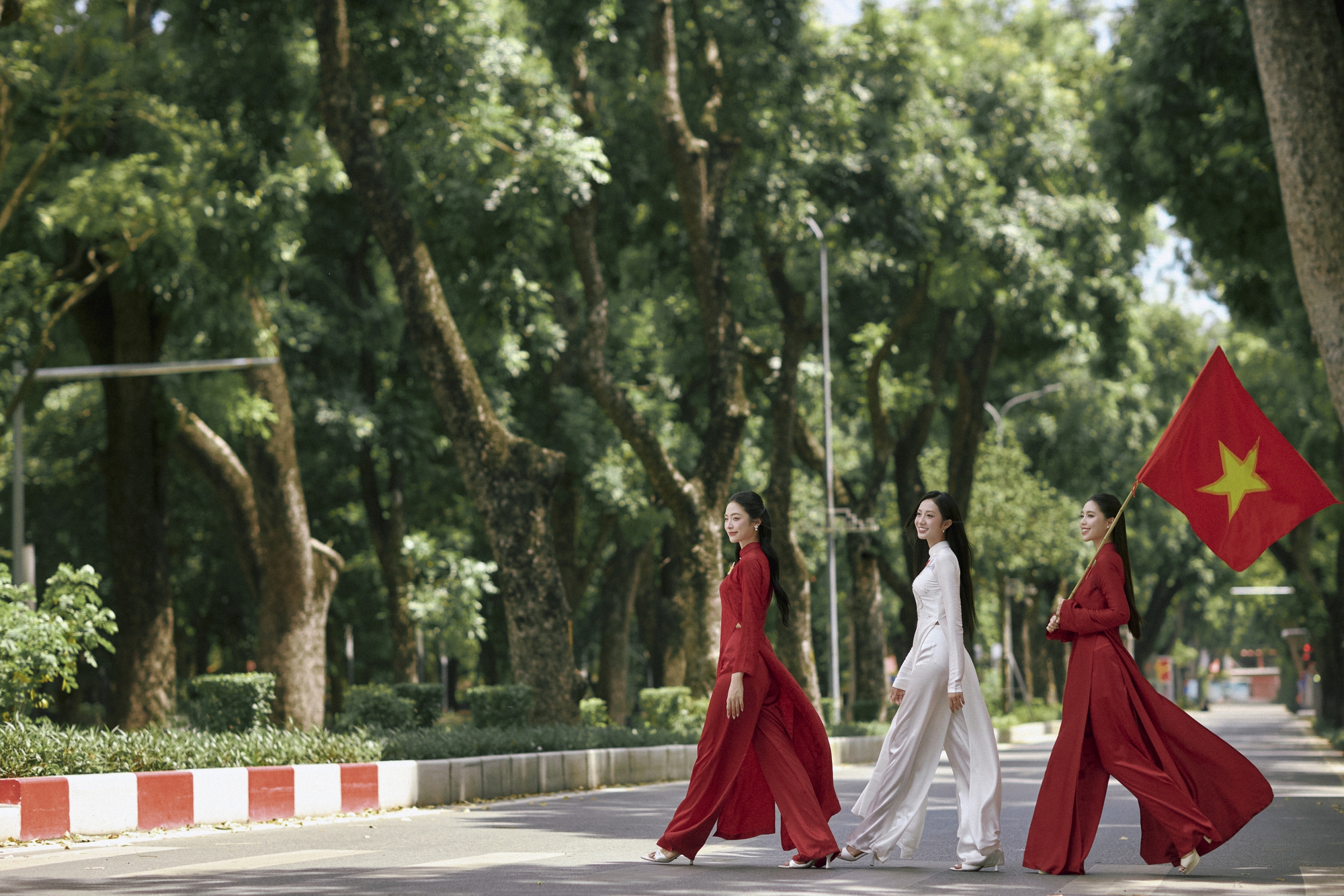 Mai Ngọc, Huyền Lizzie và nhiều nghệ sĩ thướt tha trong tà áo dài mừng ngày đại lễ- Ảnh 9. Mai Ngọc, Huyền Lizzie và nhiều nghệ sĩ thướt tha trong tà áo dài mừng ngày đại lễ- Ảnh 9.