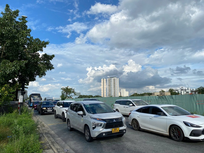Khung cảnh khó tin khi người dân quay trở lại TP HCM sau kỳ nghỉ lễ- Ảnh 7.