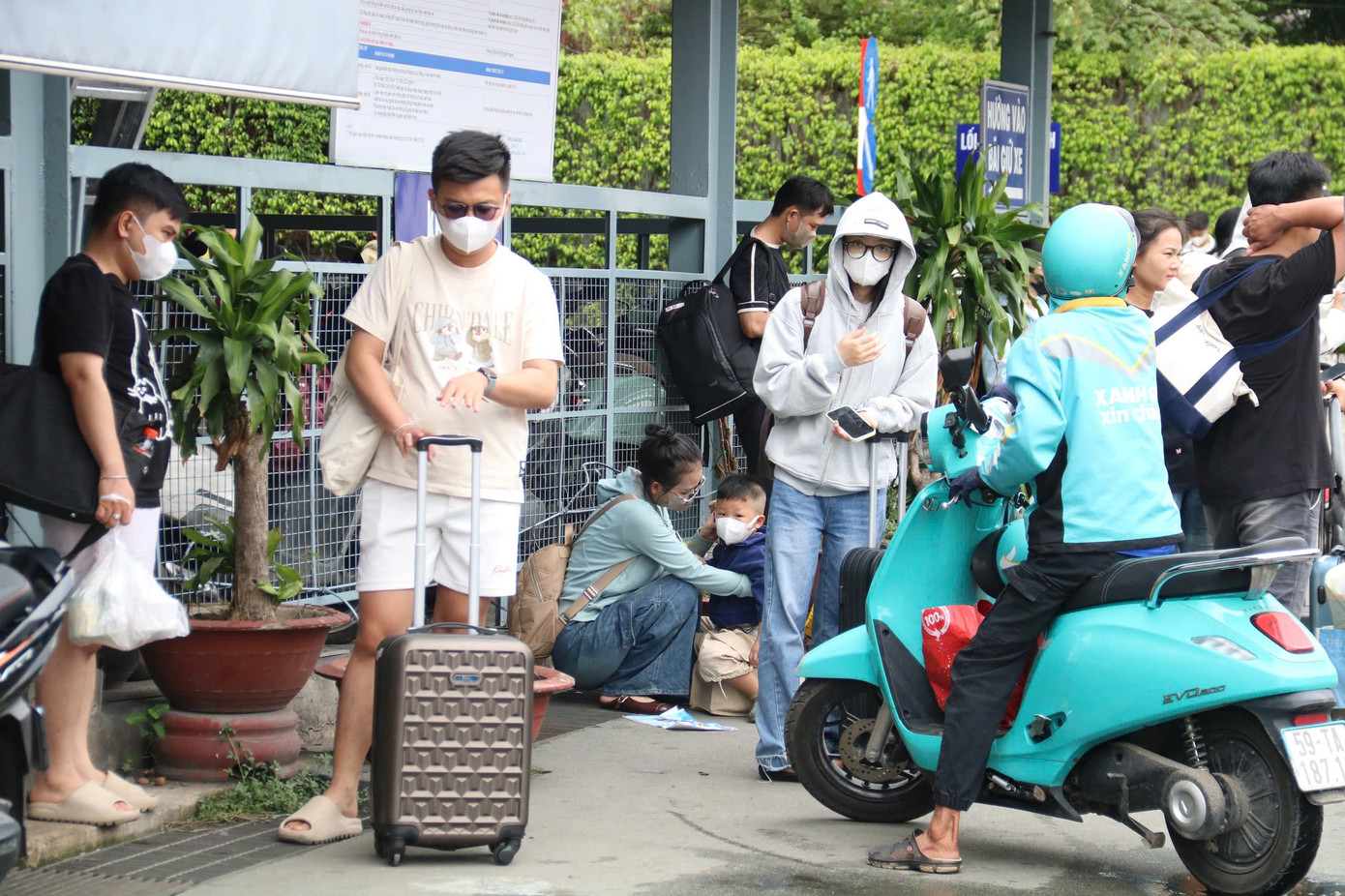 Dòng người từ các tỉnh thành nườm nượp quay lại TPHCM- Ảnh 8.
