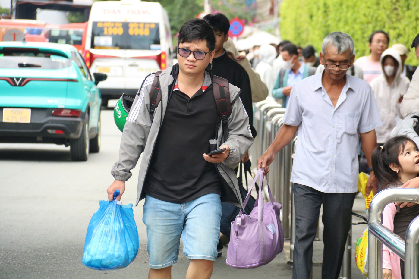 Dòng người từ các tỉnh thành nườm nượp quay lại TPHCM- Ảnh 2.
