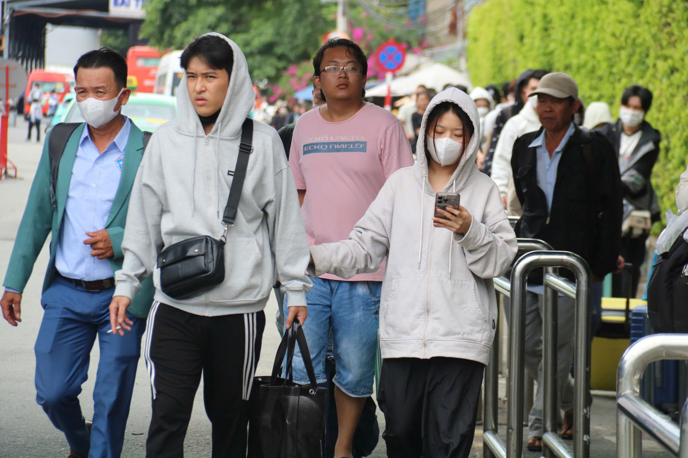 Dòng người từ các tỉnh thành nườm nượp quay lại TPHCM- Ảnh 3.