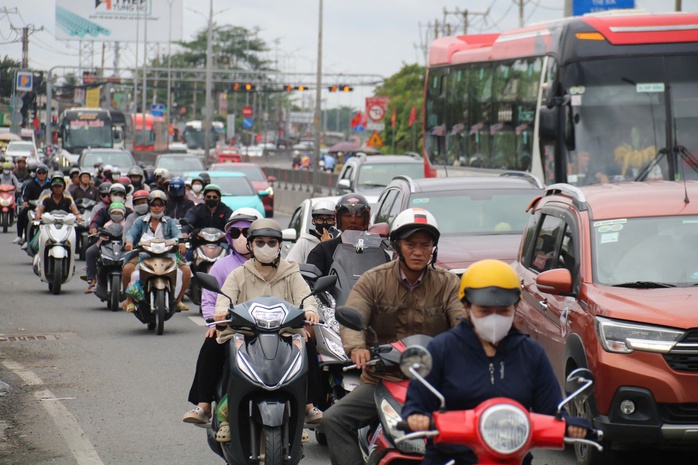 Khung cảnh khó tin khi người dân quay trở lại TP HCM sau kỳ nghỉ lễ- Ảnh 2.