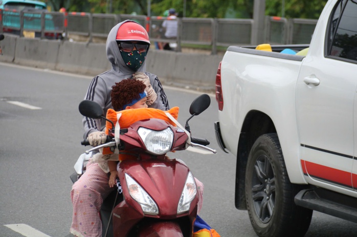 Khung cảnh khó tin khi người dân quay trở lại TP HCM sau kỳ nghỉ lễ- Ảnh 3.