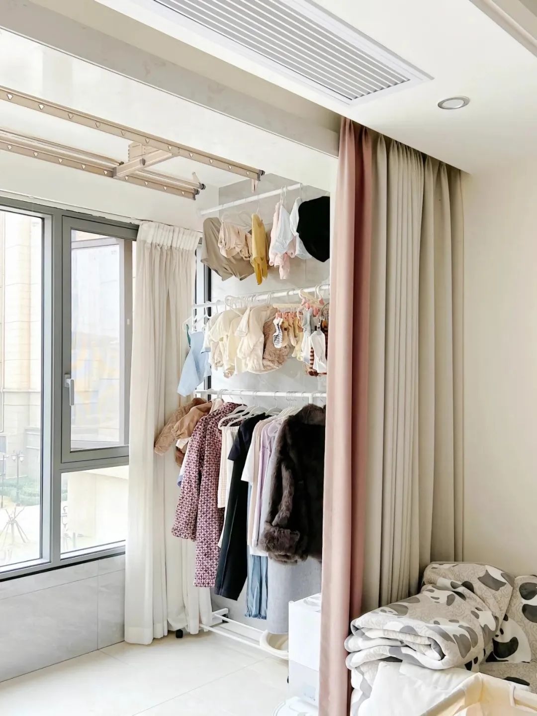 Phần tường thừa thãi ở ban công hóa ra lại "quý như vàng", 4 tận dụng giúp nhà sang hẳn ra! - Ảnh 2. Phần tường thừa thãi ở ban công hóa ra lại "quý như vàng", 4 tận dụng giúp nhà sang hẳn ra! - Ảnh 2.