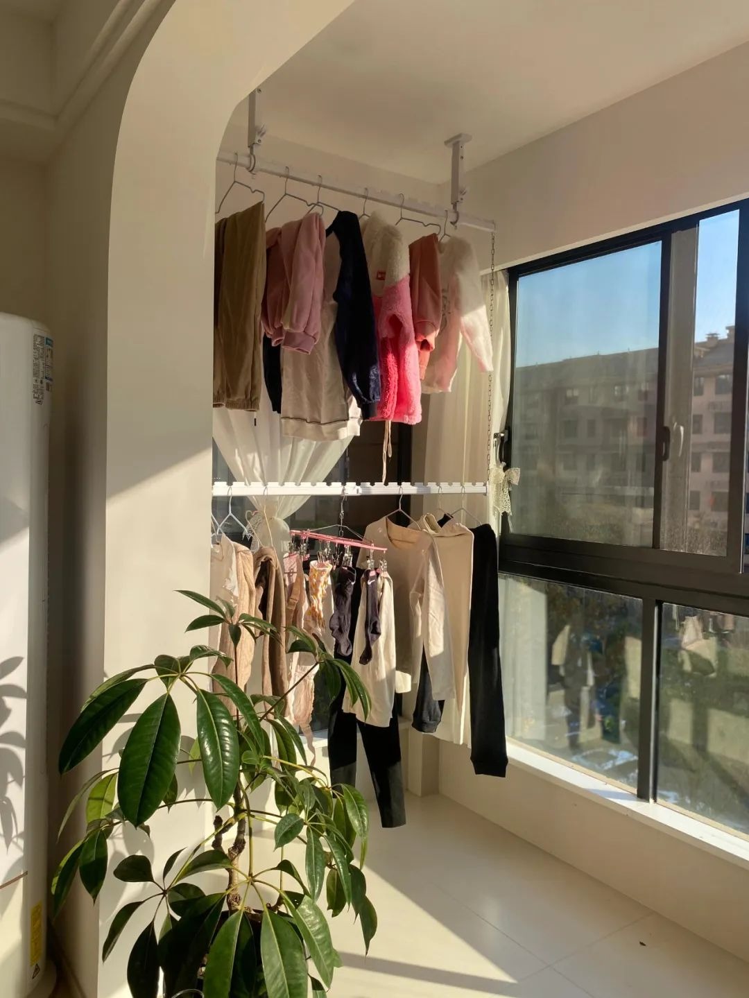 Phần tường thừa thãi ở ban công hóa ra lại "quý như vàng", 4 tận dụng giúp nhà sang hẳn ra! - Ảnh 3. Phần tường thừa thãi ở ban công hóa ra lại "quý như vàng", 4 tận dụng giúp nhà sang hẳn ra! - Ảnh 3.