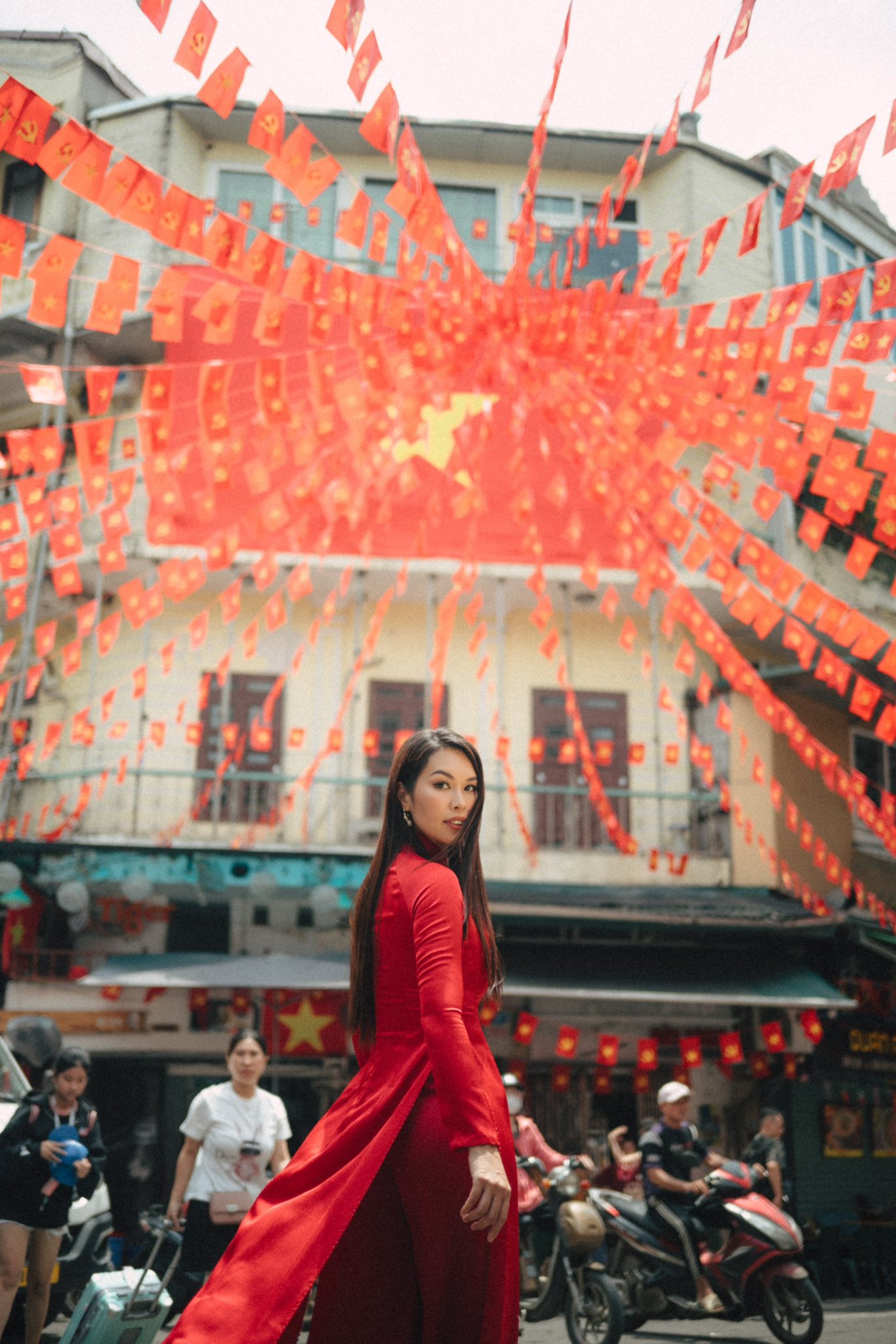 Dàn sao nhuộm đỏ MXH, không khí vui hơn Tết: Outfit xịn nhất chính là "merch quốc dân" - Ảnh 33. Dàn sao nhuộm đỏ MXH, không khí vui hơn Tết: Outfit xịn nhất chính là "merch quốc dân" - Ảnh 33.