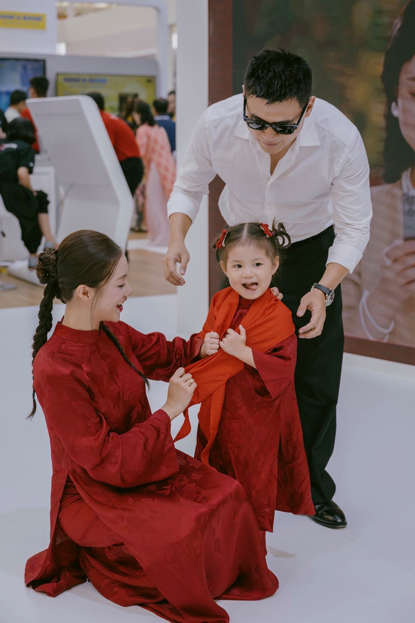 Dàn sao nhuộm đỏ MXH, không khí vui hơn Tết: Outfit xịn nhất chính là "merch quốc dân" - Ảnh 40. Dàn sao nhuộm đỏ MXH, không khí vui hơn Tết: Outfit xịn nhất chính là "merch quốc dân" - Ảnh 40.