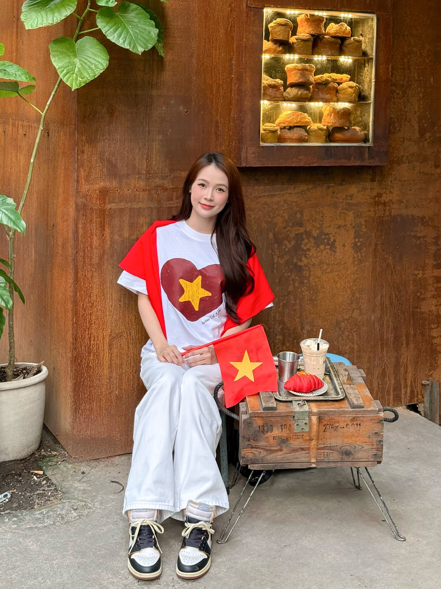 Dàn sao nhuộm đỏ MXH, không khí vui hơn Tết: Outfit xịn nhất chính là "merch quốc dân" - Ảnh 6. Dàn sao nhuộm đỏ MXH, không khí vui hơn Tết: Outfit xịn nhất chính là "merch quốc dân" - Ảnh 6.