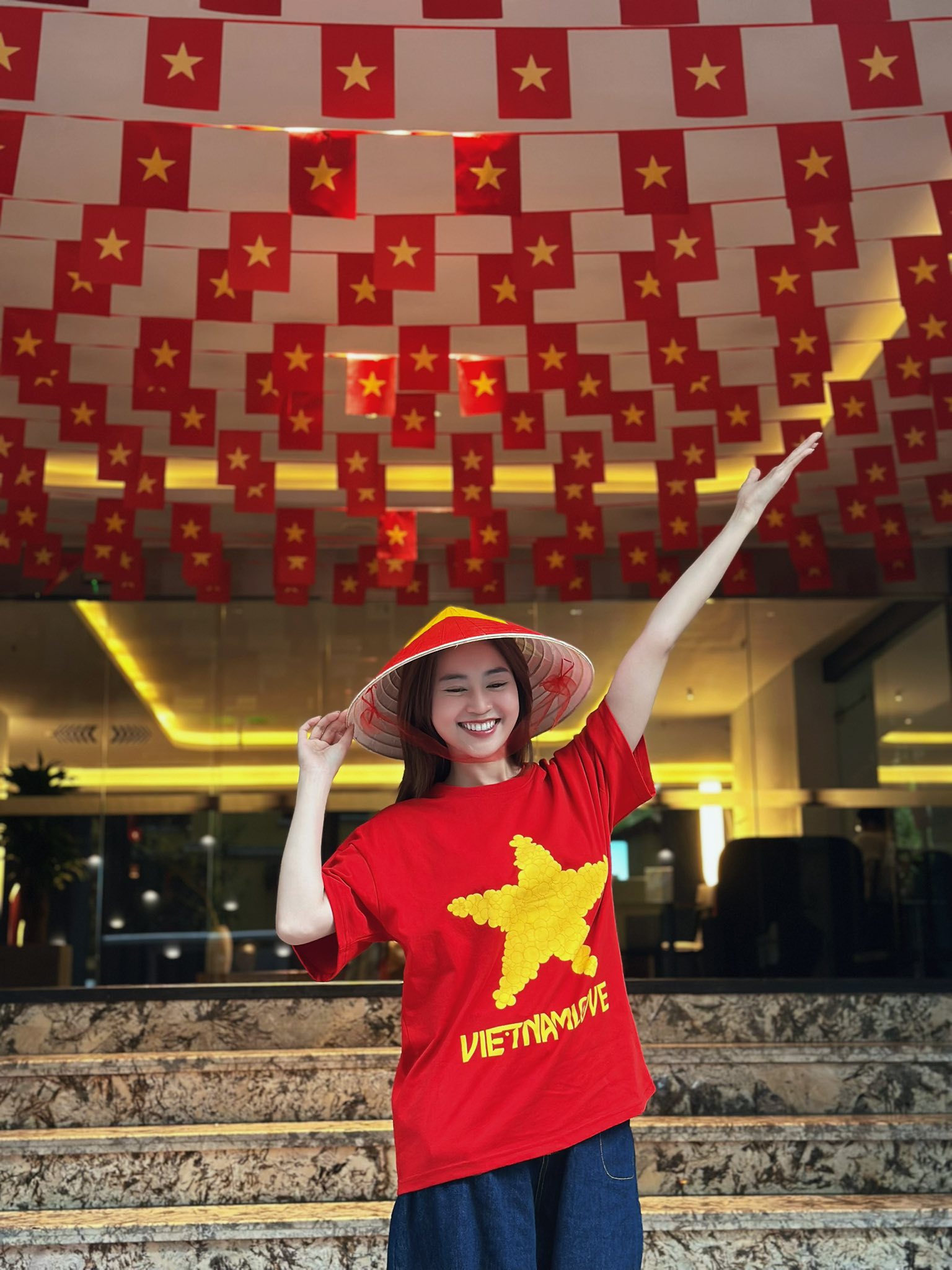 Dàn sao nhuộm đỏ MXH, không khí vui hơn Tết: Outfit xịn nhất chính là "merch quốc dân" - Ảnh 8. Dàn sao nhuộm đỏ MXH, không khí vui hơn Tết: Outfit xịn nhất chính là "merch quốc dân" - Ảnh 8.