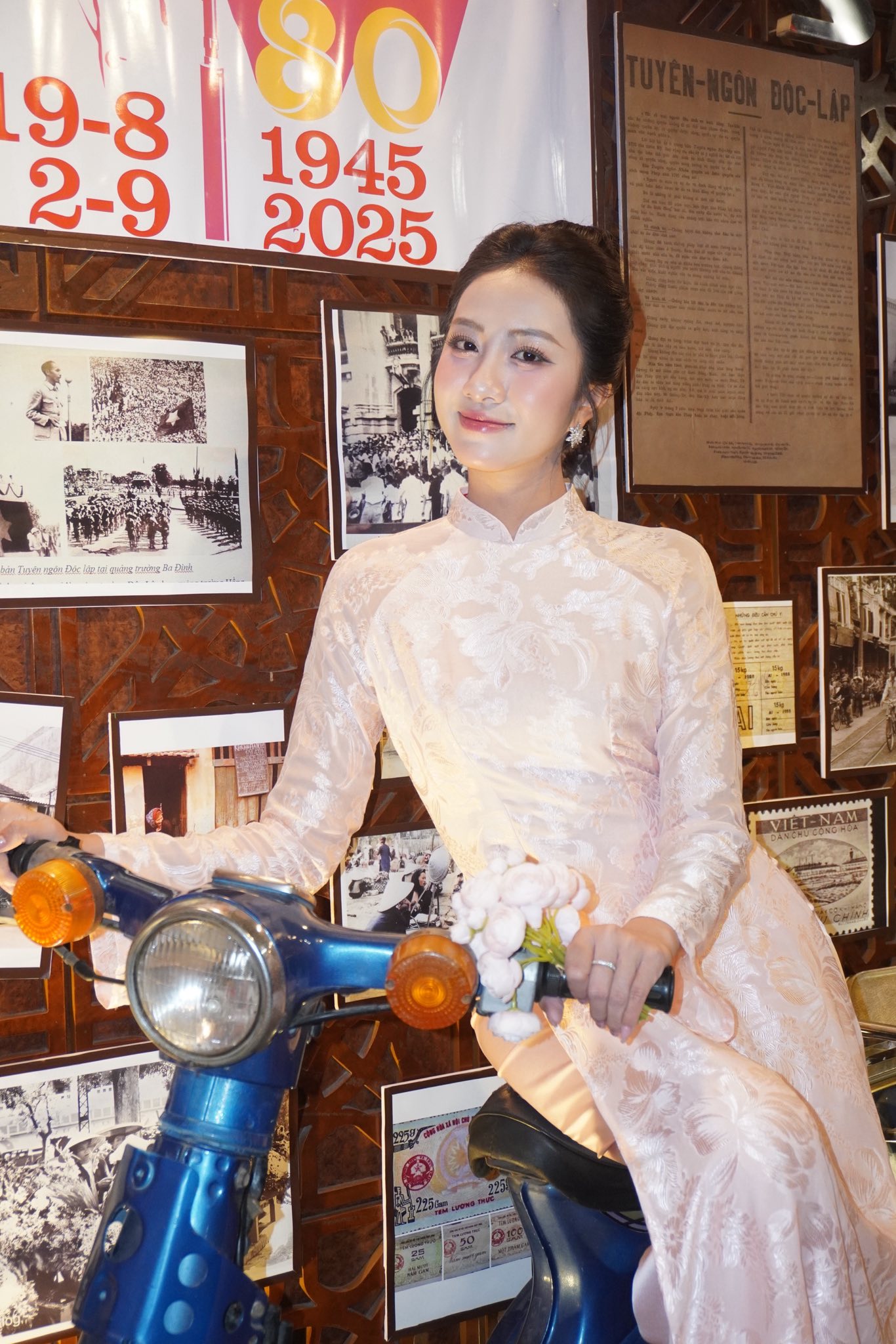 Dàn sao nhuộm đỏ MXH, không khí vui hơn Tết: Outfit xịn nhất chính là "merch quốc dân" - Ảnh 32. Dàn sao nhuộm đỏ MXH, không khí vui hơn Tết: Outfit xịn nhất chính là "merch quốc dân" - Ảnh 32.