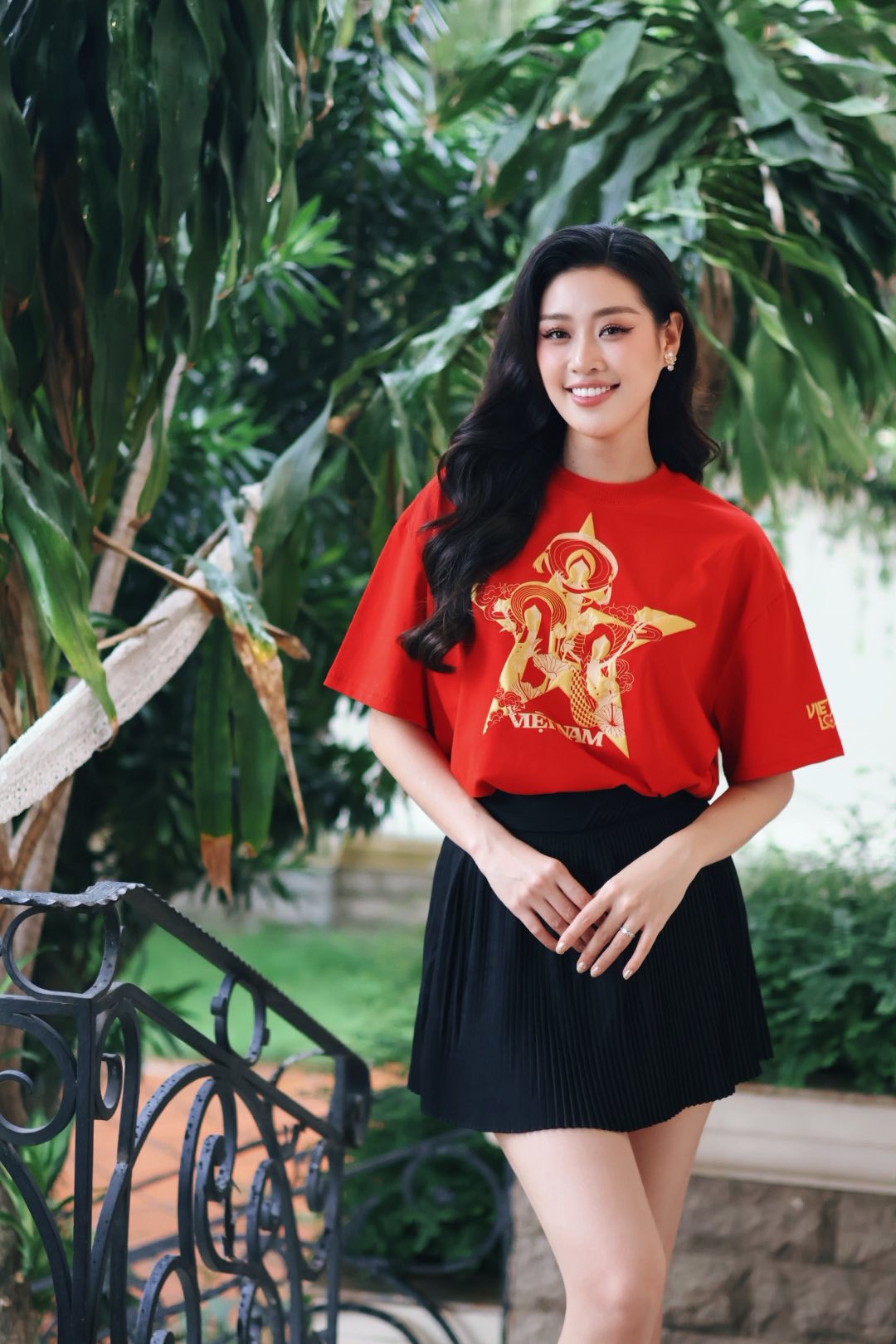 Dàn sao nhuộm đỏ MXH, không khí vui hơn Tết: Outfit xịn nhất chính là "merch quốc dân" - Ảnh 11. Dàn sao nhuộm đỏ MXH, không khí vui hơn Tết: Outfit xịn nhất chính là "merch quốc dân" - Ảnh 11.