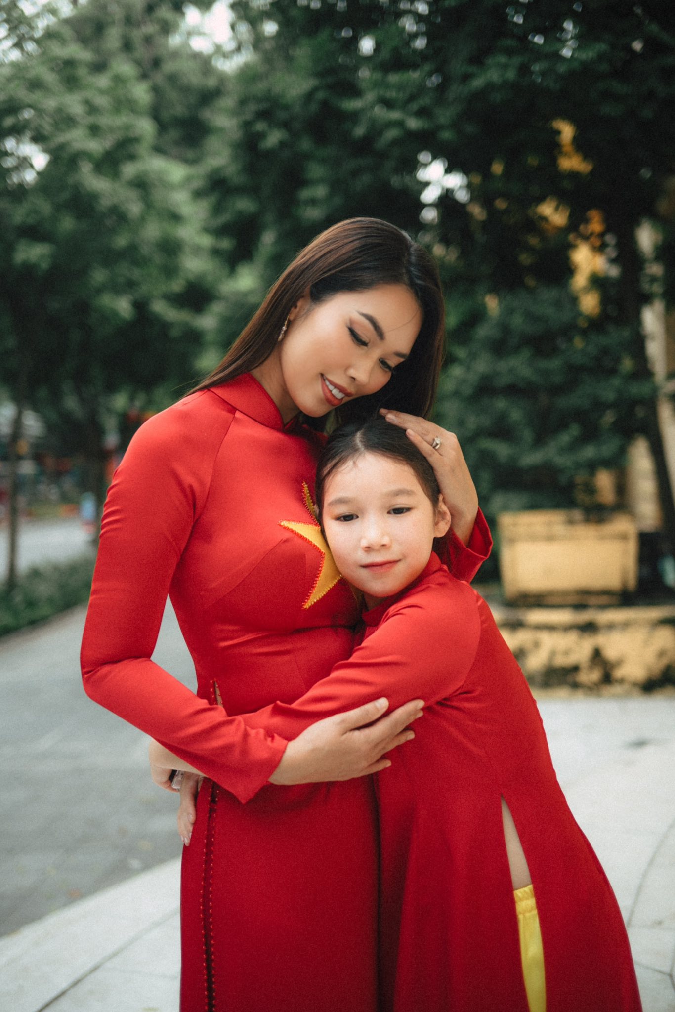 Dàn sao nhuộm đỏ MXH, không khí vui hơn Tết: Outfit xịn nhất chính là "merch quốc dân" - Ảnh 35. Dàn sao nhuộm đỏ MXH, không khí vui hơn Tết: Outfit xịn nhất chính là "merch quốc dân" - Ảnh 35.