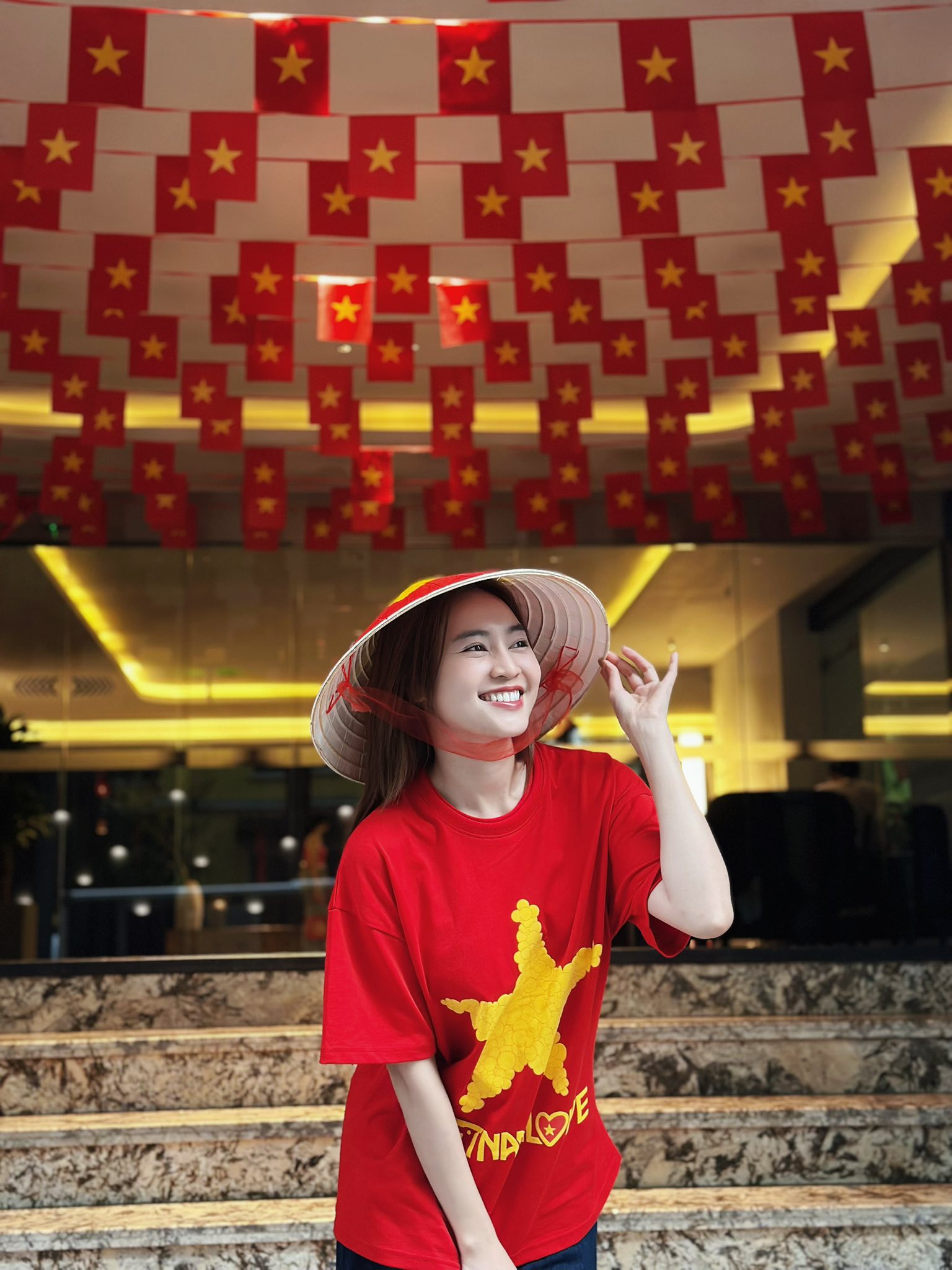 Dàn sao nhuộm đỏ MXH, không khí vui hơn Tết: Outfit xịn nhất chính là "merch quốc dân" - Ảnh 7. Dàn sao nhuộm đỏ MXH, không khí vui hơn Tết: Outfit xịn nhất chính là "merch quốc dân" - Ảnh 7.