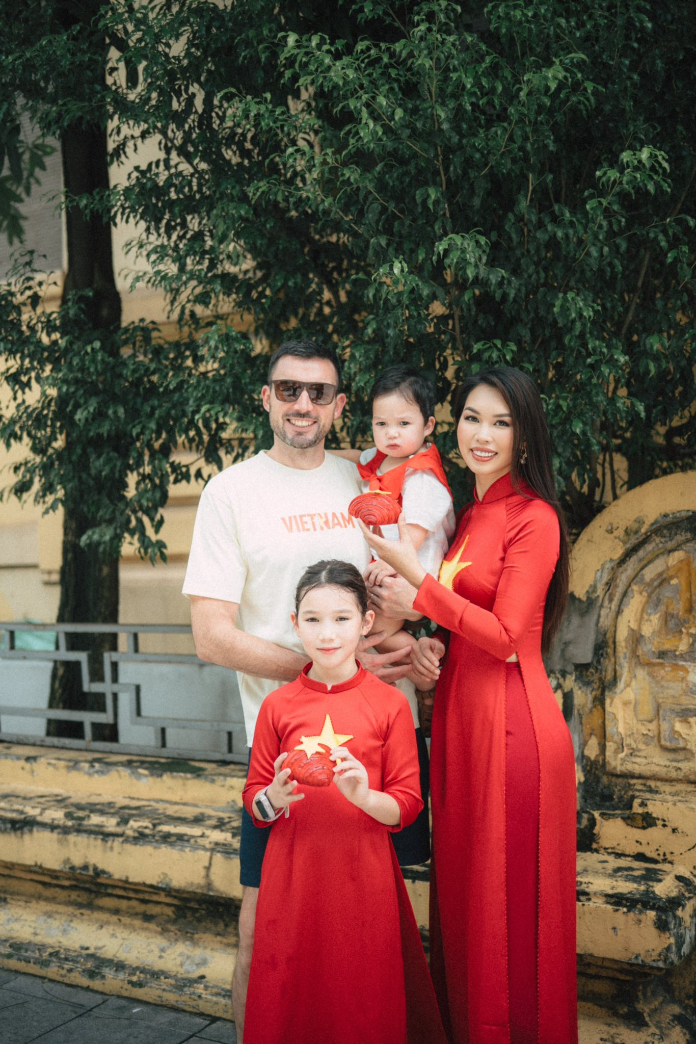 Dàn sao nhuộm đỏ MXH, không khí vui hơn Tết: Outfit xịn nhất chính là "merch quốc dân" - Ảnh 36. Dàn sao nhuộm đỏ MXH, không khí vui hơn Tết: Outfit xịn nhất chính là "merch quốc dân" - Ảnh 36.