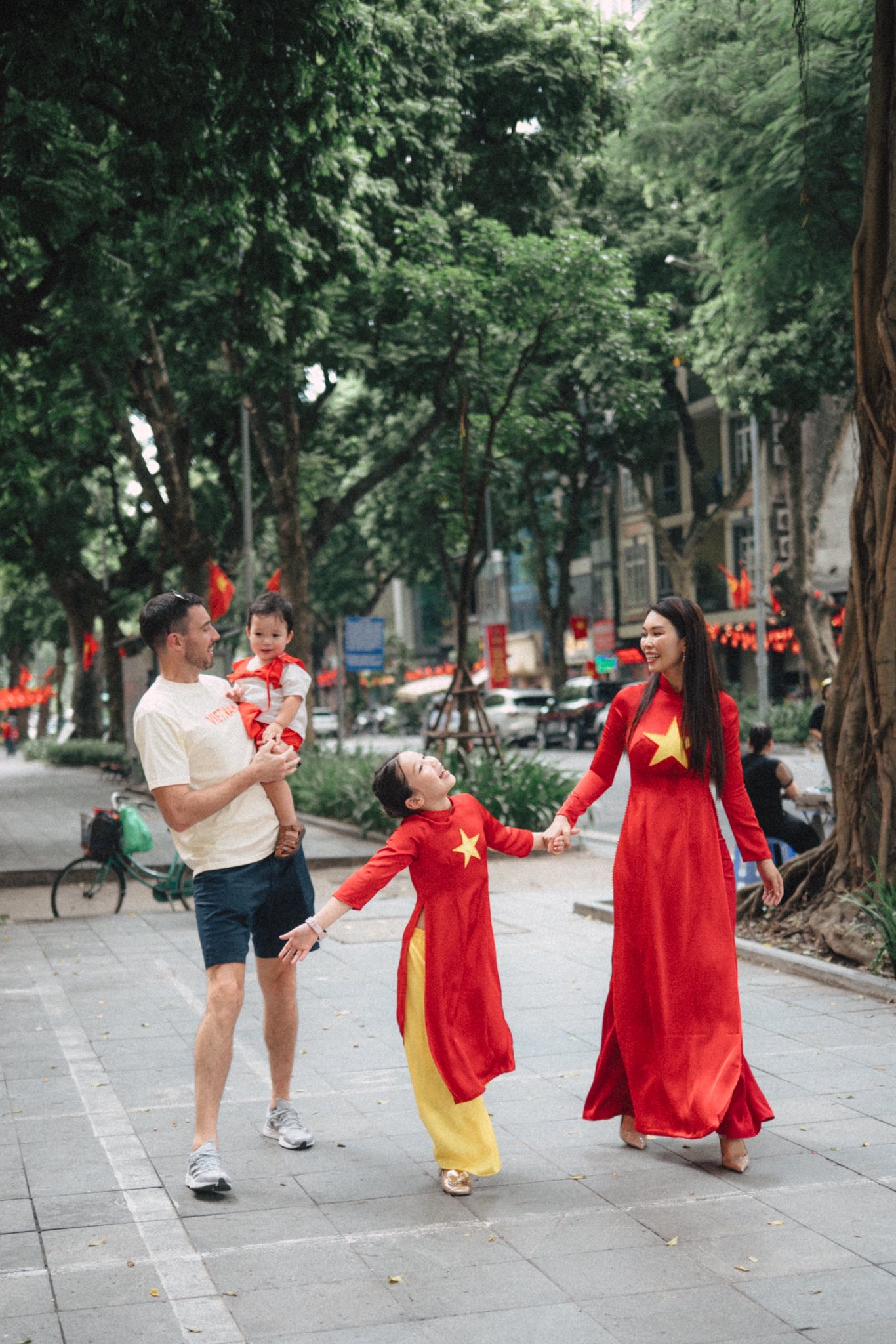 Dàn sao nhuộm đỏ MXH, không khí vui hơn Tết: Outfit xịn nhất chính là "merch quốc dân" - Ảnh 34. Dàn sao nhuộm đỏ MXH, không khí vui hơn Tết: Outfit xịn nhất chính là "merch quốc dân" - Ảnh 34.
