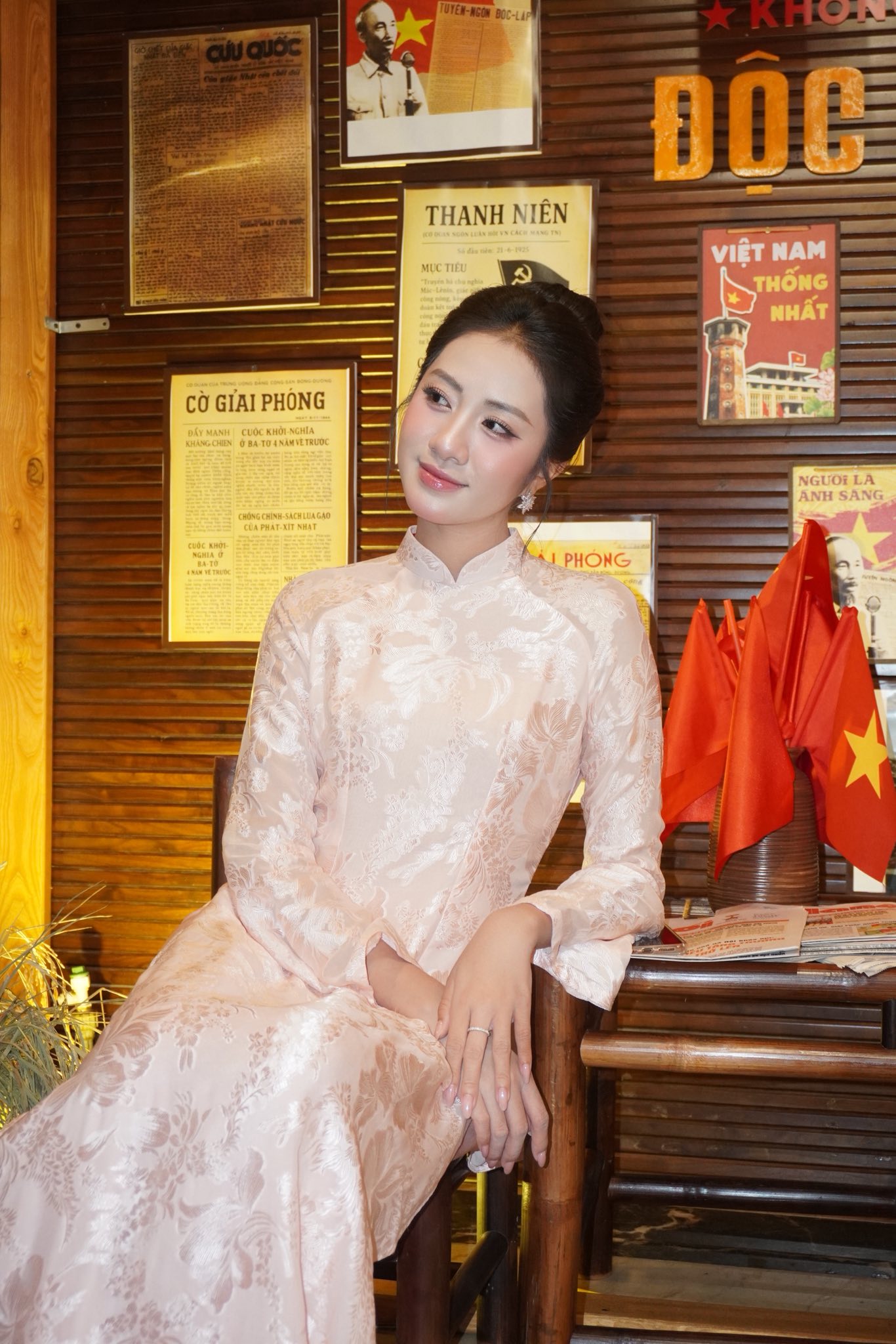 Dàn sao nhuộm đỏ MXH, không khí vui hơn Tết: Outfit xịn nhất chính là "merch quốc dân" - Ảnh 31. Dàn sao nhuộm đỏ MXH, không khí vui hơn Tết: Outfit xịn nhất chính là "merch quốc dân" - Ảnh 31.