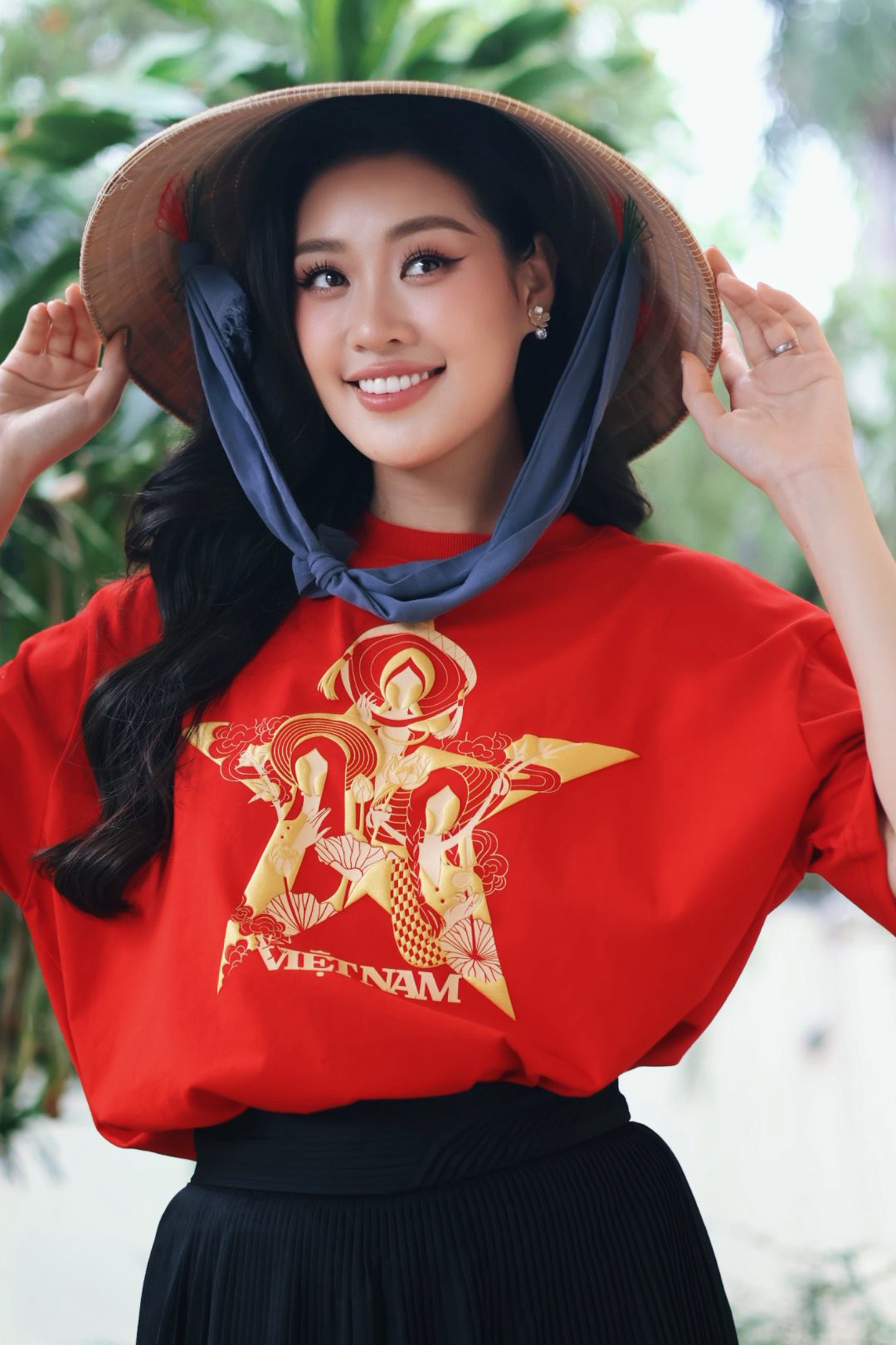 Dàn sao nhuộm đỏ MXH, không khí vui hơn Tết: Outfit xịn nhất chính là "merch quốc dân" - Ảnh 12. Dàn sao nhuộm đỏ MXH, không khí vui hơn Tết: Outfit xịn nhất chính là "merch quốc dân" - Ảnh 12.