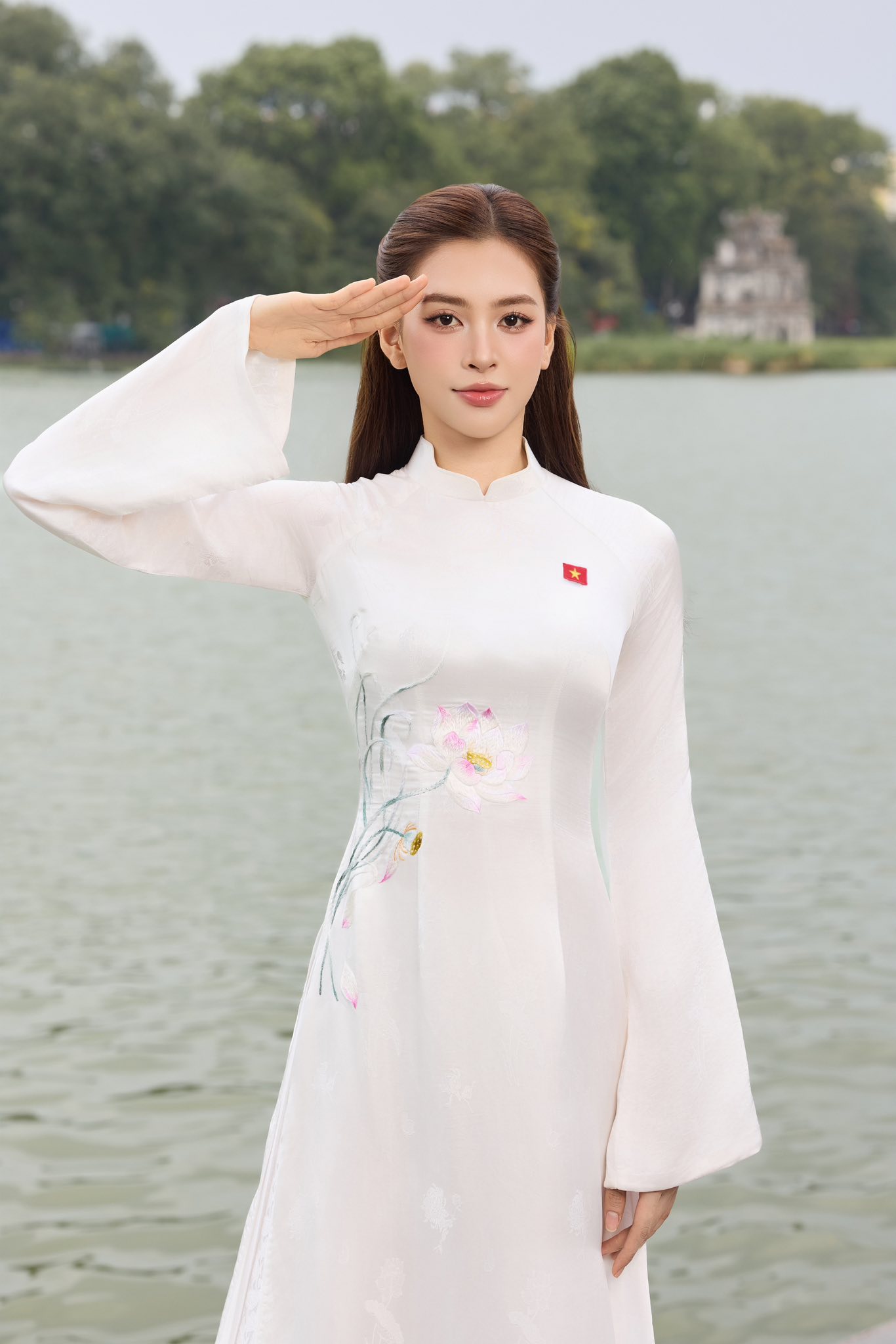Dàn sao nhuộm đỏ MXH, không khí vui hơn Tết: Outfit xịn nhất chính là "merch quốc dân" - Ảnh 20. Dàn sao nhuộm đỏ MXH, không khí vui hơn Tết: Outfit xịn nhất chính là "merch quốc dân" - Ảnh 20.