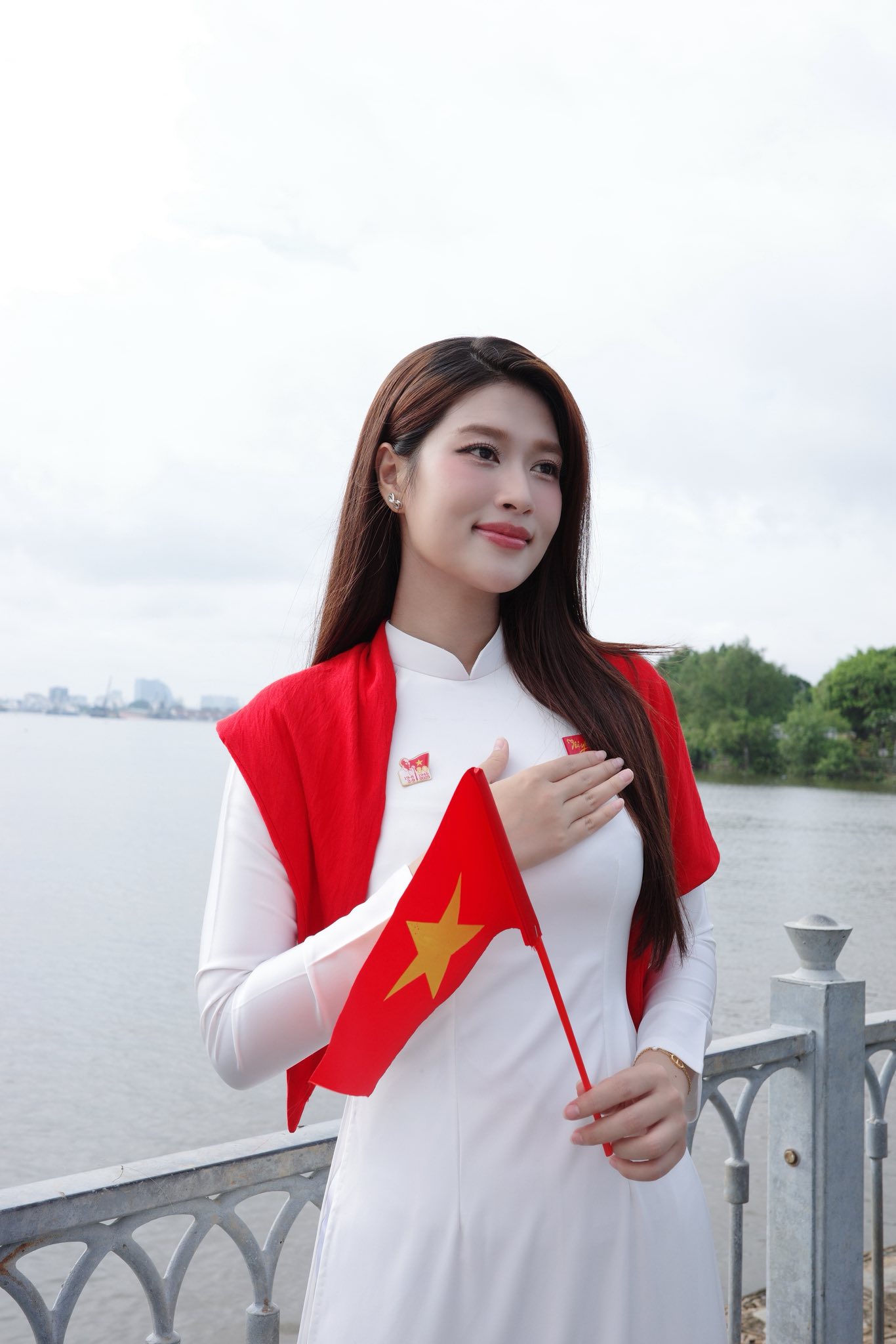 Dàn sao nhuộm đỏ MXH, không khí vui hơn Tết: Outfit xịn nhất chính là "merch quốc dân" - Ảnh 21. Dàn sao nhuộm đỏ MXH, không khí vui hơn Tết: Outfit xịn nhất chính là "merch quốc dân" - Ảnh 21.