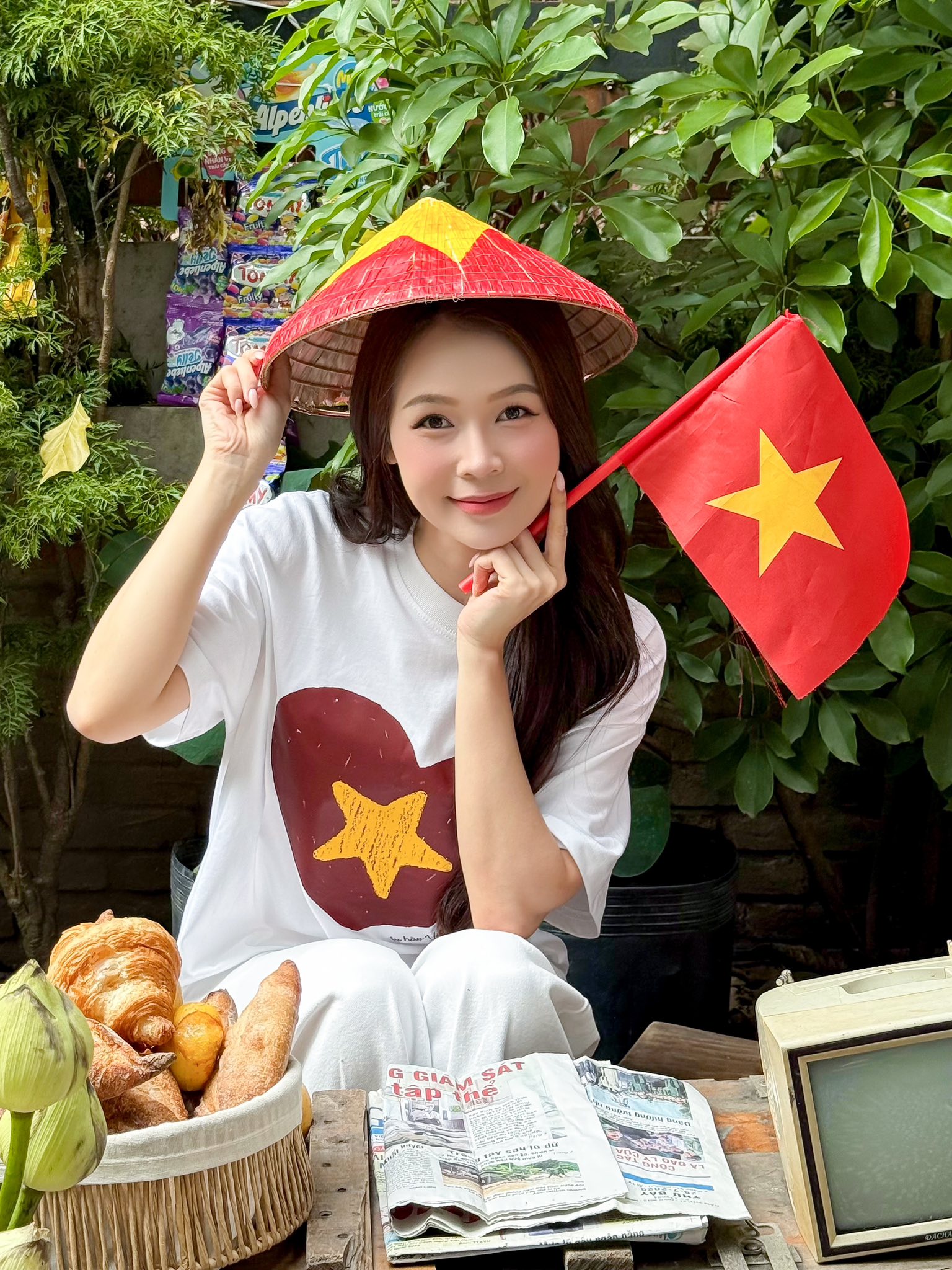 Dàn sao nhuộm đỏ MXH, không khí vui hơn Tết: Outfit xịn nhất chính là "merch quốc dân" - Ảnh 5. Dàn sao nhuộm đỏ MXH, không khí vui hơn Tết: Outfit xịn nhất chính là "merch quốc dân" - Ảnh 5.