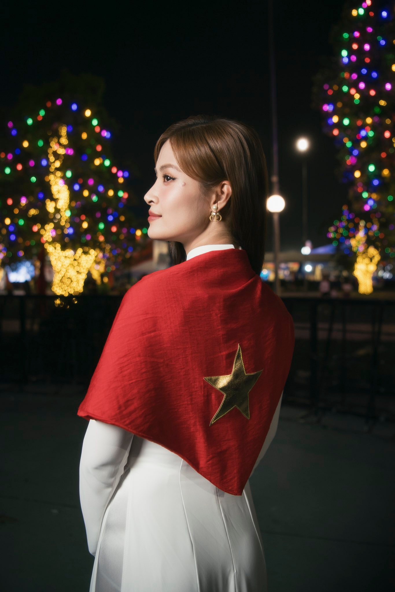 Dàn sao nhuộm đỏ MXH, không khí vui hơn Tết: Outfit xịn nhất chính là "merch quốc dân" - Ảnh 2. Dàn sao nhuộm đỏ MXH, không khí vui hơn Tết: Outfit xịn nhất chính là "merch quốc dân" - Ảnh 2.