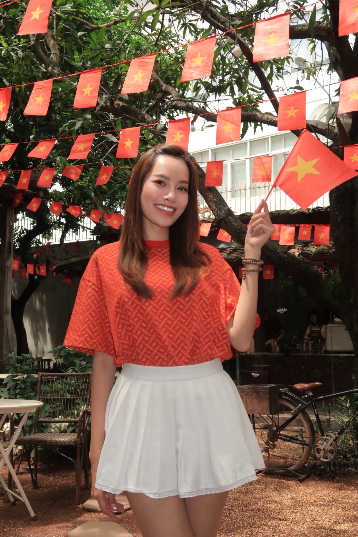 Dàn sao nhuộm đỏ MXH, không khí vui hơn Tết: Outfit xịn nhất chính là "merch quốc dân" - Ảnh 14. Dàn sao nhuộm đỏ MXH, không khí vui hơn Tết: Outfit xịn nhất chính là "merch quốc dân" - Ảnh 14.