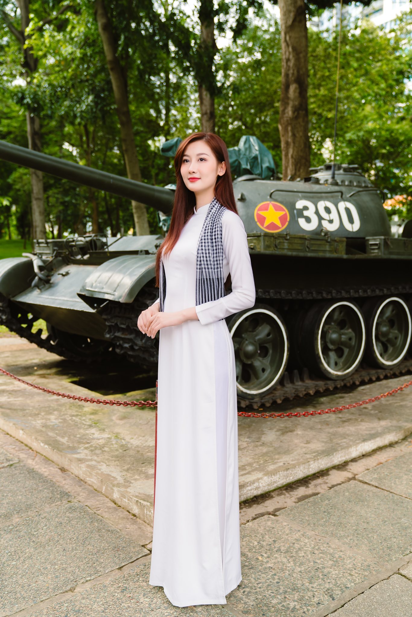 Dàn sao nhuộm đỏ MXH, không khí vui hơn Tết: Outfit xịn nhất chính là "merch quốc dân" - Ảnh 28. Dàn sao nhuộm đỏ MXH, không khí vui hơn Tết: Outfit xịn nhất chính là "merch quốc dân" - Ảnh 28.