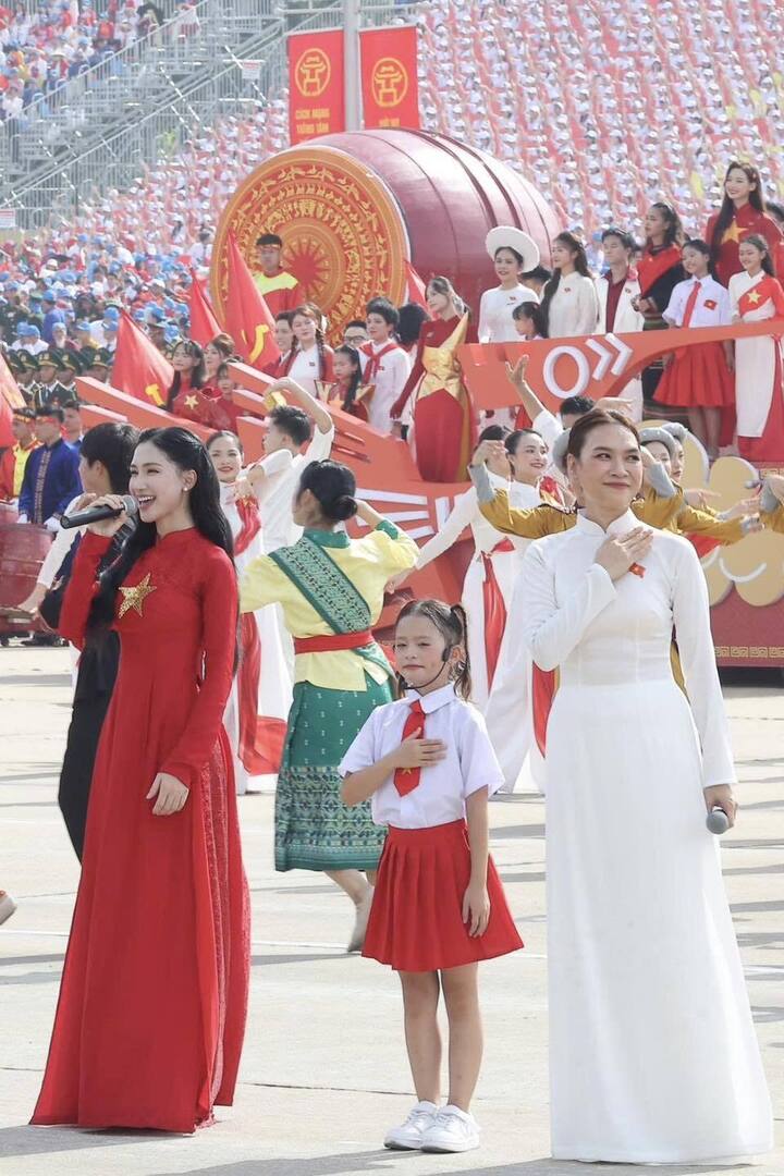 Bé gái 7 tuổi hát 'Tiến quân ca' cùng Mỹ Tâm ở Quảng trường Ba Đình- Ảnh 1. Bé gái 7 tuổi hát 'Tiến quân ca' cùng Mỹ Tâm ở Quảng trường Ba Đình- Ảnh 1.