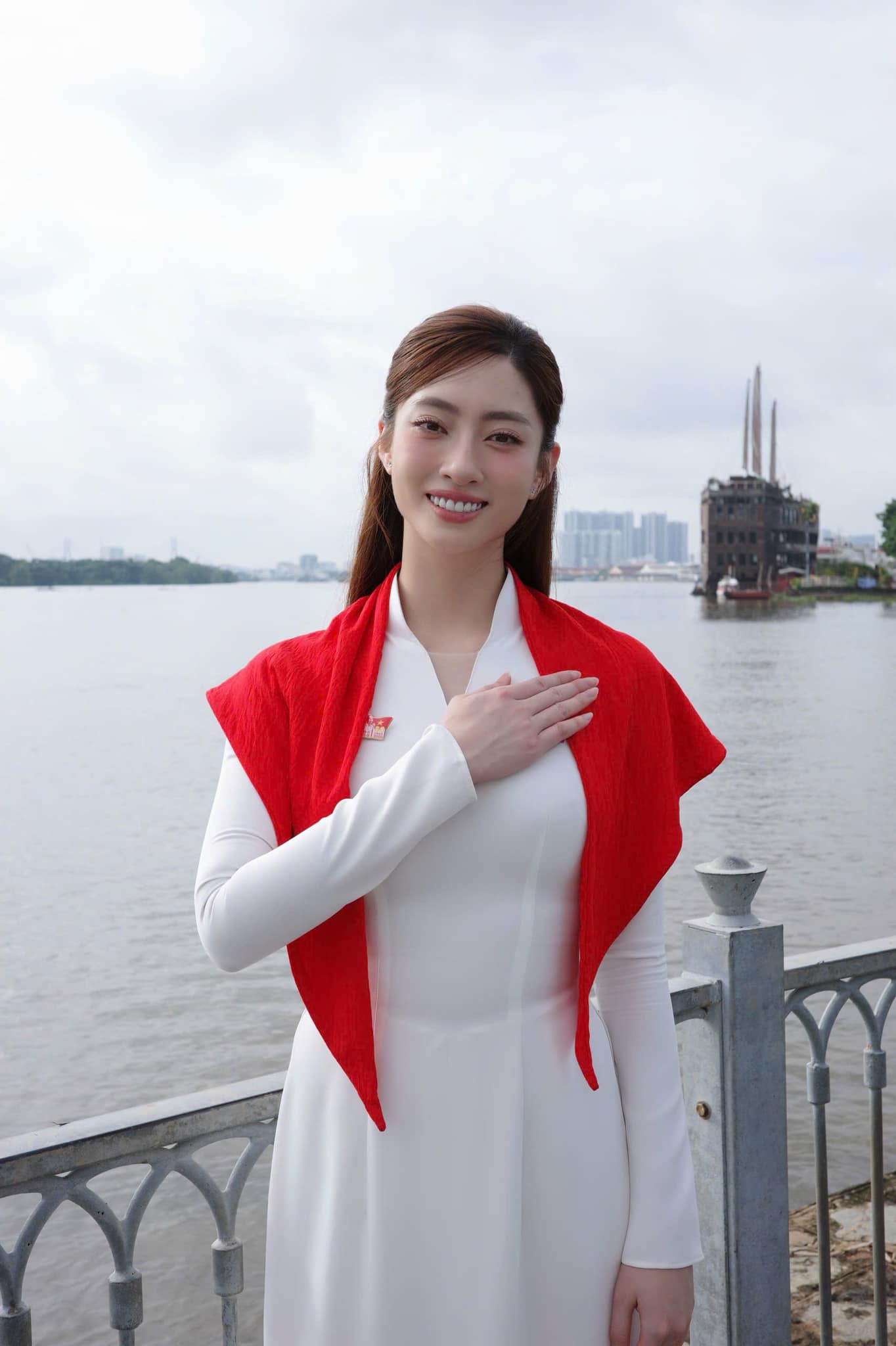 Dàn sao nhuộm đỏ MXH, không khí vui hơn Tết: Outfit xịn nhất chính là "merch quốc dân" - Ảnh 23. Dàn sao nhuộm đỏ MXH, không khí vui hơn Tết: Outfit xịn nhất chính là "merch quốc dân" - Ảnh 23.