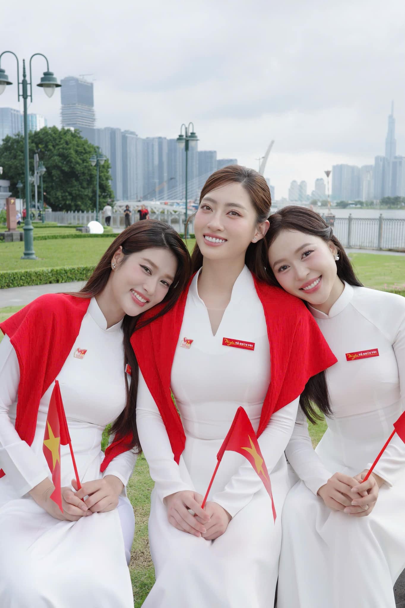 Dàn sao nhuộm đỏ MXH, không khí vui hơn Tết: Outfit xịn nhất chính là "merch quốc dân" - Ảnh 22. Dàn sao nhuộm đỏ MXH, không khí vui hơn Tết: Outfit xịn nhất chính là "merch quốc dân" - Ảnh 22.