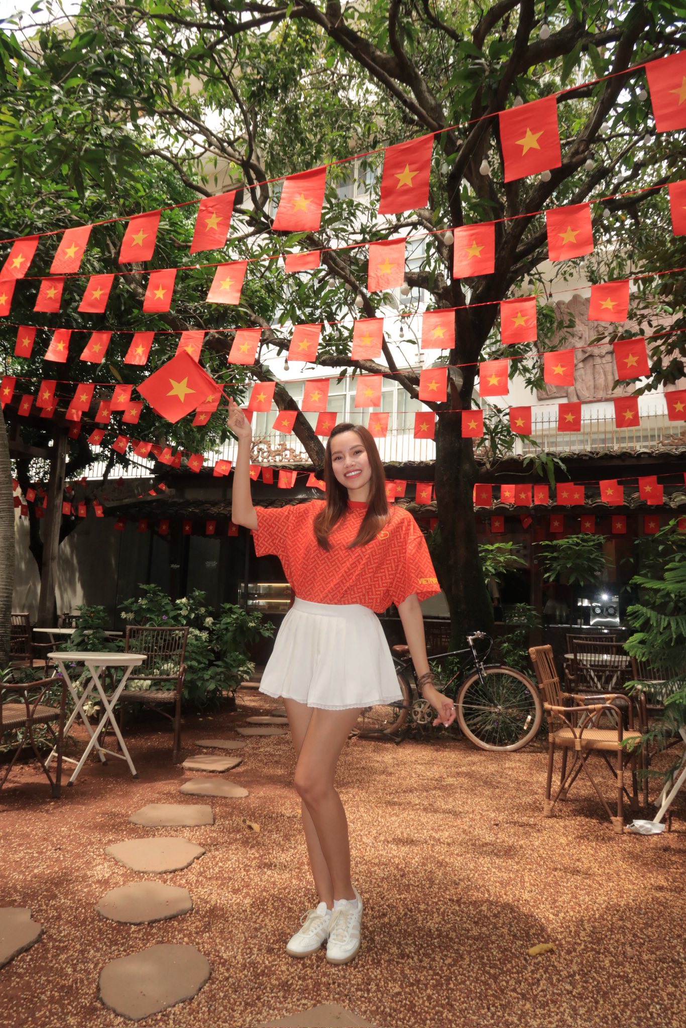 Dàn sao nhuộm đỏ MXH, không khí vui hơn Tết: Outfit xịn nhất chính là "merch quốc dân" - Ảnh 13. Dàn sao nhuộm đỏ MXH, không khí vui hơn Tết: Outfit xịn nhất chính là "merch quốc dân" - Ảnh 13.