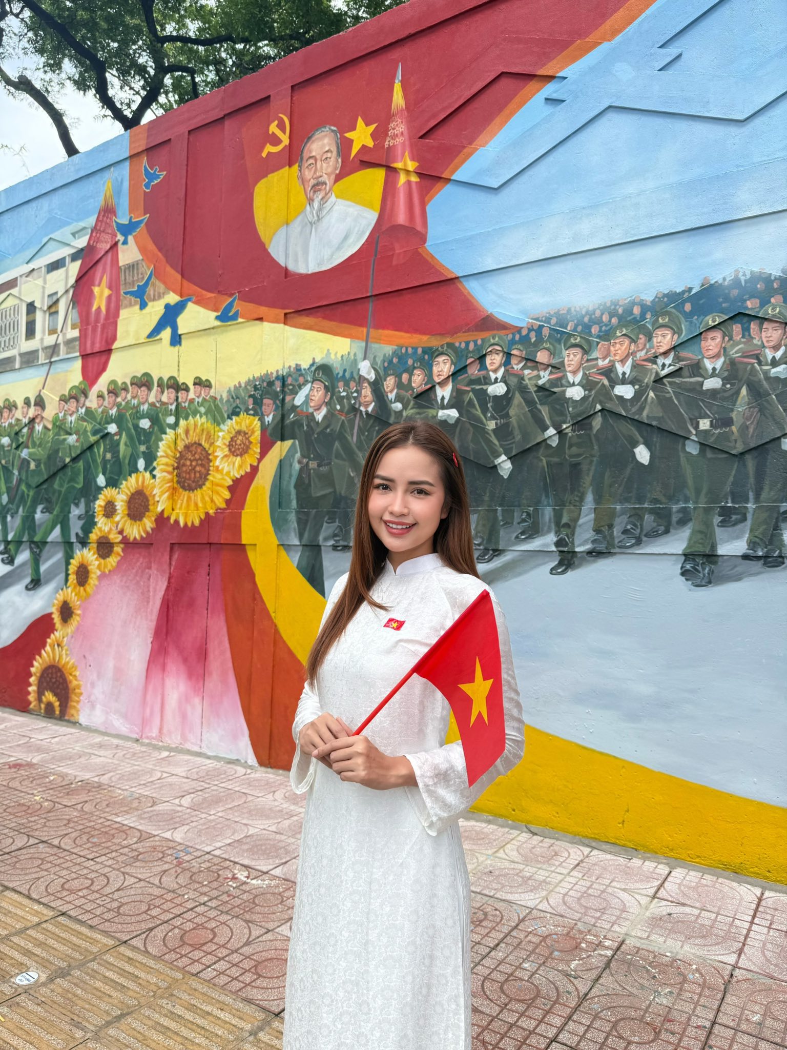 Dàn sao nhuộm đỏ MXH, không khí vui hơn Tết: Outfit xịn nhất chính là "merch quốc dân" - Ảnh 15. Dàn sao nhuộm đỏ MXH, không khí vui hơn Tết: Outfit xịn nhất chính là "merch quốc dân" - Ảnh 15.