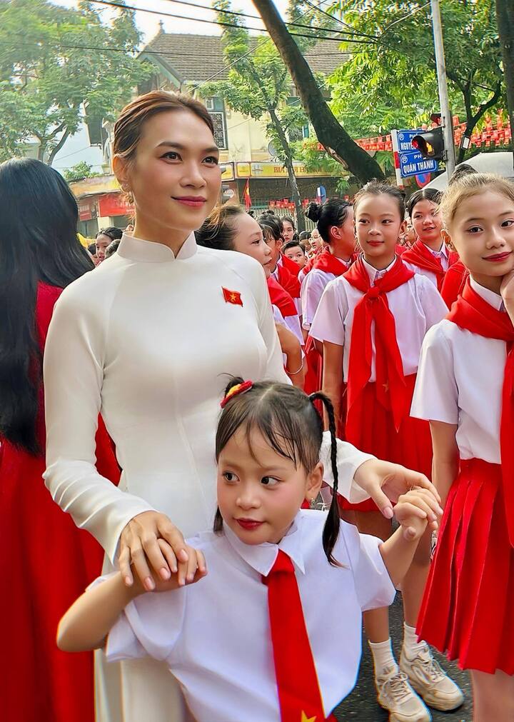 Bé gái 7 tuổi hát 'Tiến quân ca' cùng Mỹ Tâm ở Quảng trường Ba Đình- Ảnh 2. Bé gái 7 tuổi hát 'Tiến quân ca' cùng Mỹ Tâm ở Quảng trường Ba Đình- Ảnh 2.