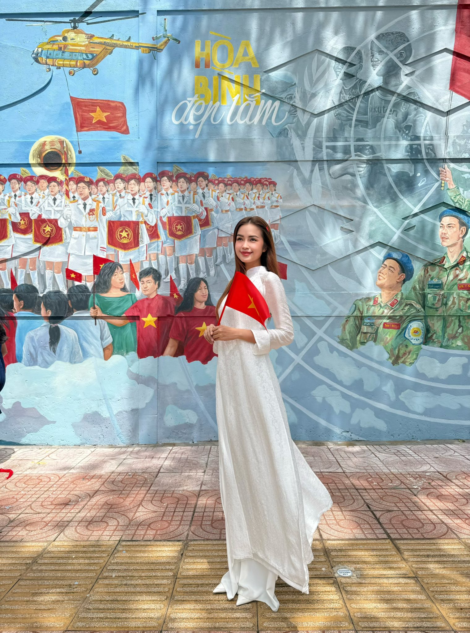 Dàn sao nhuộm đỏ MXH, không khí vui hơn Tết: Outfit xịn nhất chính là "merch quốc dân" - Ảnh 16. Dàn sao nhuộm đỏ MXH, không khí vui hơn Tết: Outfit xịn nhất chính là "merch quốc dân" - Ảnh 16.