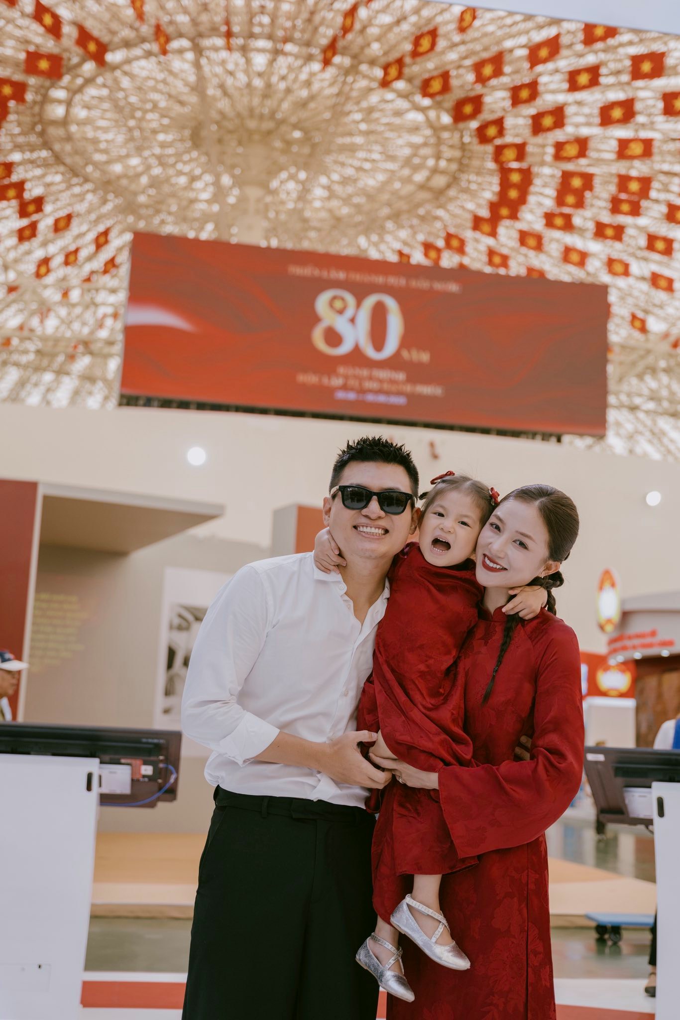 Dàn sao nhuộm đỏ MXH, không khí vui hơn Tết: Outfit xịn nhất chính là "merch quốc dân" - Ảnh 39. Dàn sao nhuộm đỏ MXH, không khí vui hơn Tết: Outfit xịn nhất chính là "merch quốc dân" - Ảnh 39.