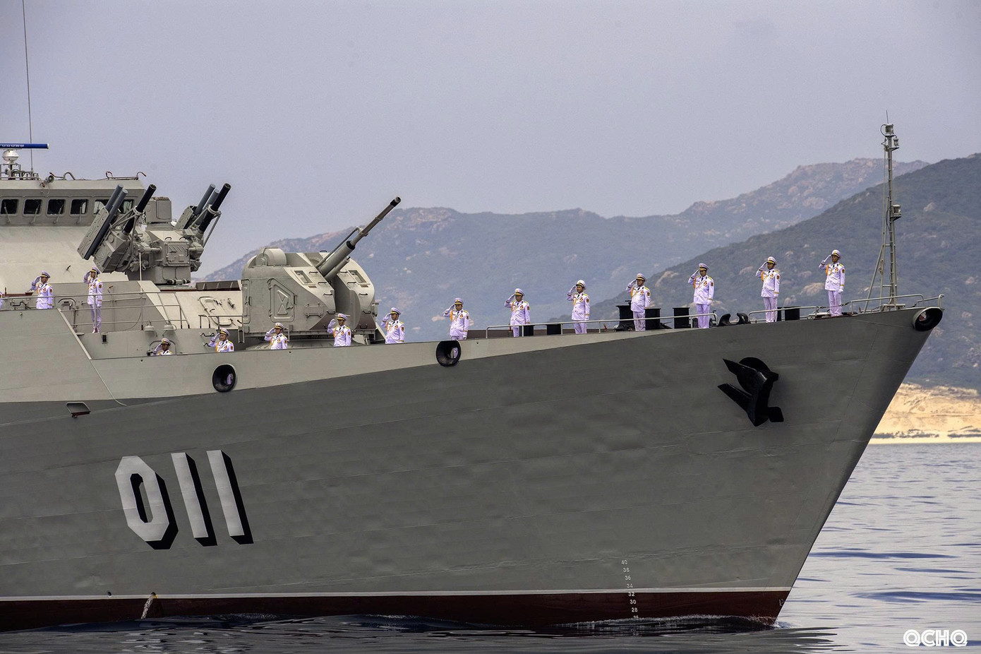 Lần đầu tiên trong lịch sử: Dàn tàu ngầm, tàu hộ vệ tên lửa diễu binh trên biển sáng 2/9 - Ảnh 4.