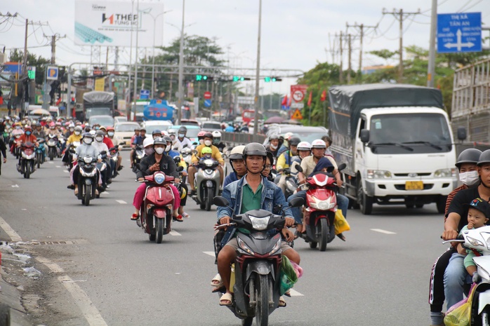 Khung cảnh khó tin khi người dân quay trở lại TP HCM sau kỳ nghỉ lễ- Ảnh 4.
