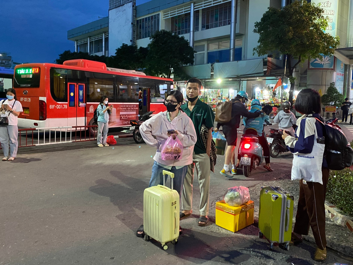 Dòng người từ các tỉnh thành nườm nượp quay lại TPHCM- Ảnh 1.