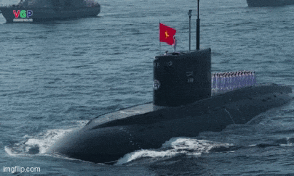 Lần đầu tiên trong lịch sử: Dàn tàu ngầm, tàu hộ vệ tên lửa diễu binh trên biển sáng 2/9 - Ảnh 1.