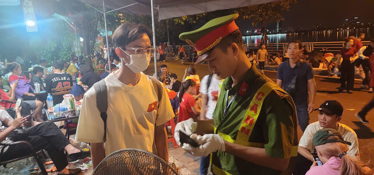 Nam thanh niên may mắn nhận lại giấy tờ đánh rơi trong đêm Quốc khánh 2 - 9 - Ảnh 3. Nam thanh niên may mắn nhận lại giấy tờ đánh rơi trong đêm Quốc khánh 2 - 9 - Ảnh 3.